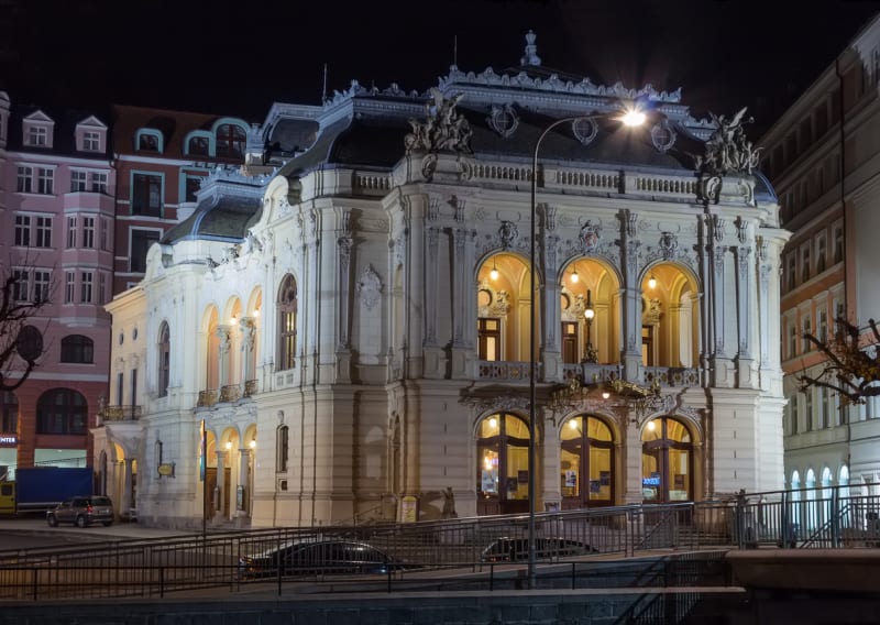 Karlovarské divadlo vzniklo na Divadelním náměstí v letech 1884–1886. Autory projektu této velkolepé stavby byli vídenští architekti Fellner a Helmer.