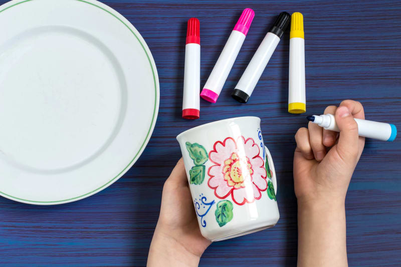 Ručně malovaný porcelán:  Domalujte květ a barvu nechte raději chvilku zaschnout, aby nedošlo k rozmazání motivu. 