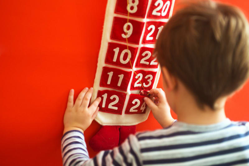 Adventní kalendář: Kalendář si můžete i ušít! Zvolte podobu praktického a efektního kapsáře, který zvládnete bez problémů z několika obdélníků červené a bílé plsťové látky. 