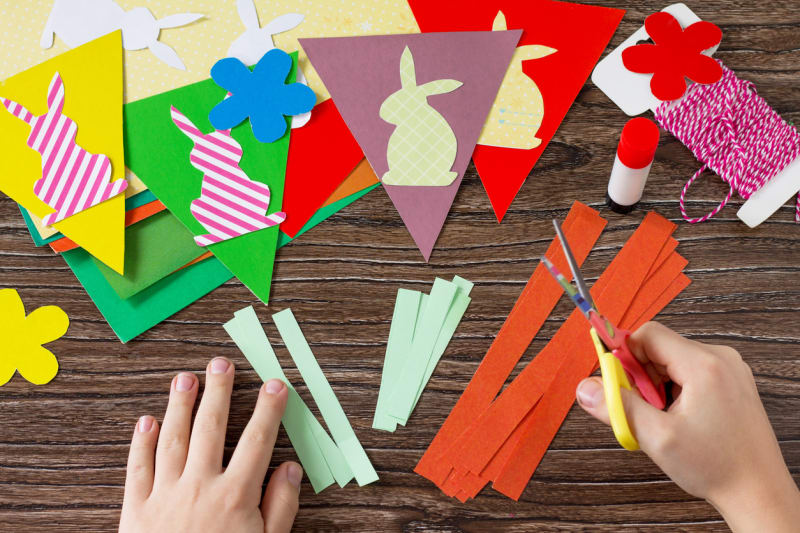 Vytvořte si s dětmi barevnou praporkovou girlandu: Nastříhejte barevné  papírové proužky na mrkvičky