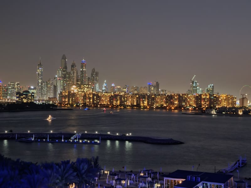Výhled na noční Dubaj z hotelu Rixos The Palm.