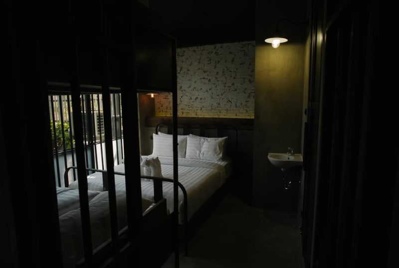 Hotel ve stylu thajského vězení - Obrázek 11