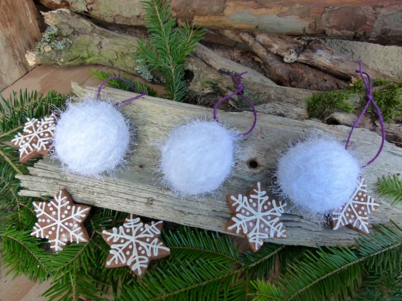 Vypadá to, že Vánoce budou zase na blátě, a tak si aspoň stromeček ozdobte ručně vyrobenými sněhovými kouličkami.
