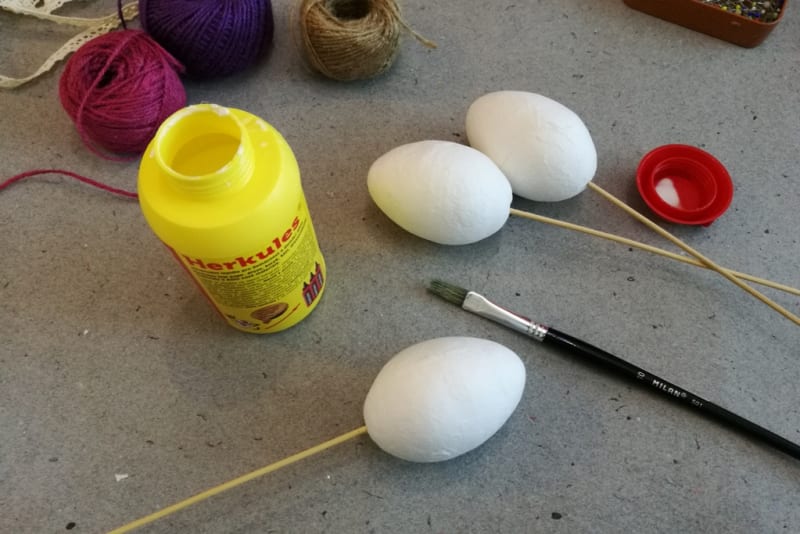 Velikonoční kraslice zdobené barveným lněným provázkem: Vajíčko si napíchněte na špejli, aby se vám s ním ze začátku lépe manipulovalo.
