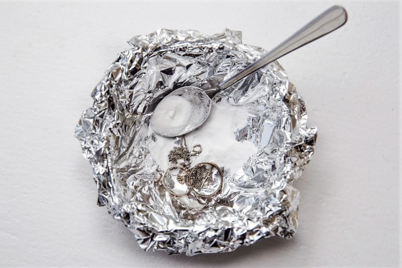 Pomocí jedlé sody můžete vrátit krásu svým stříbrným šperkům. Stačí, abyste nekovovou misku vyložili alobalem a naplnili ji vodou ohřátou na asi 80 °C, ve které jste předtím promíchali 1 lžíci jedlé sody. 