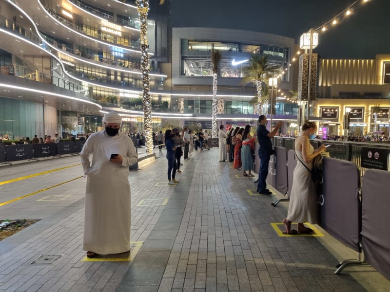 Lidé v Dubaji přísně dodržují restriktivní opatření.