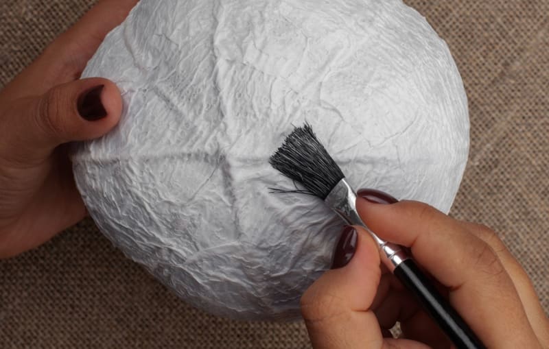 Jak vyrobit dekorační dýni z nafukovacího balonku 4