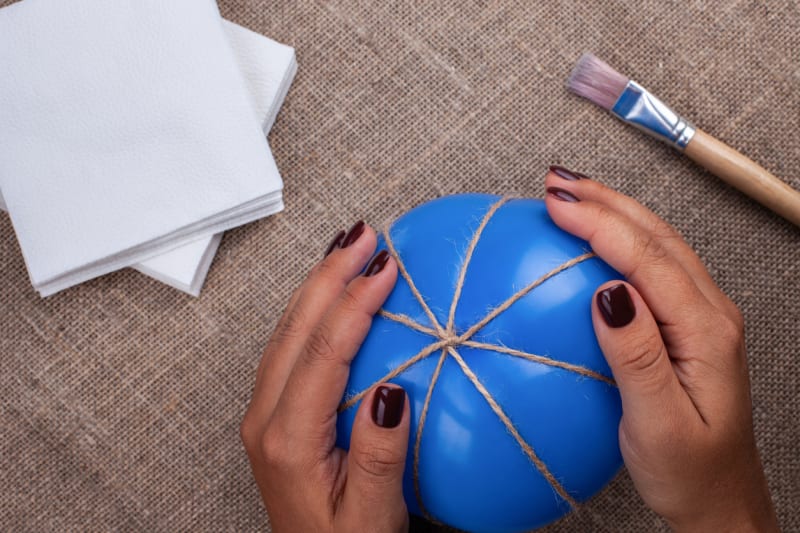 Jak vyrobit dekorační dýni z nafukovacího balonku 2