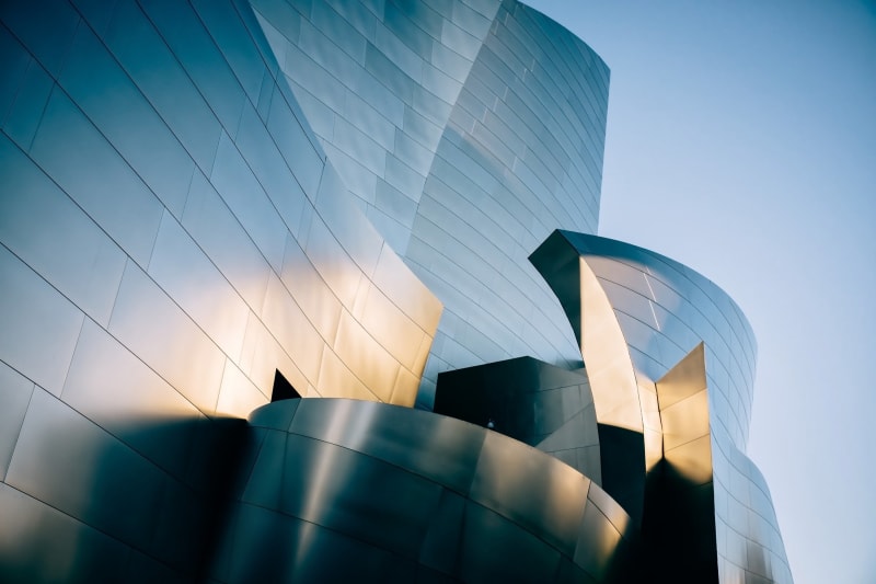 Walt Disney Concert Hall v Kalifornii, která je domovem Losangelského filharmonického orchestru.