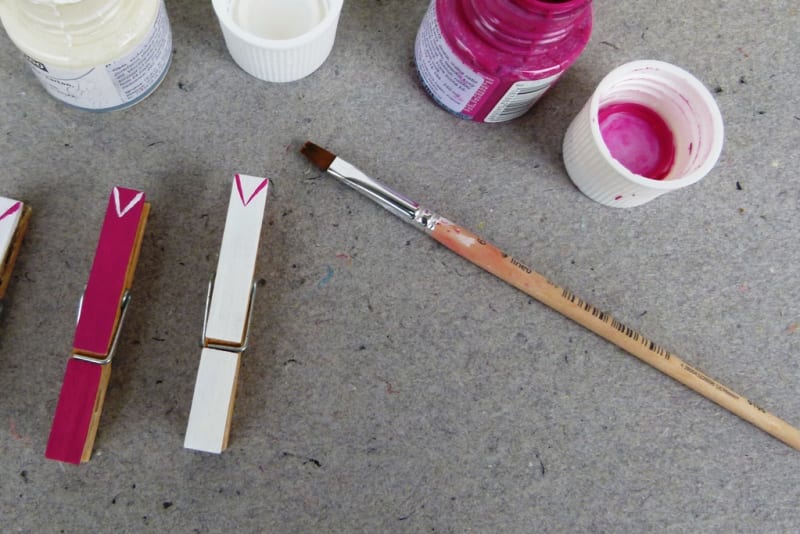 Motýl ze srdíček: Dřevěné kolíčky natřete akrylovou barvou, stačí nabarvit jenom horní plochy.