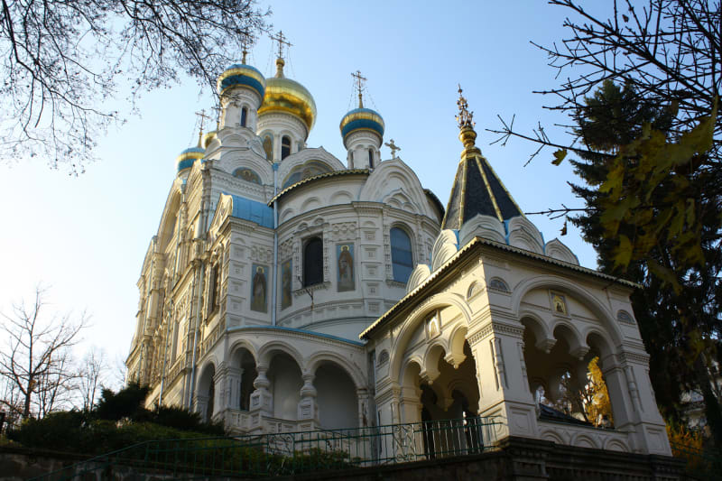 Pravoslavný chrám sv. Petra a Pavla s modro-zlatou střechou přitahuje pozornost. Byl vybudován z prostředků získaných od movité ruské a srbské klientely lázeňského města na konci 19. století.