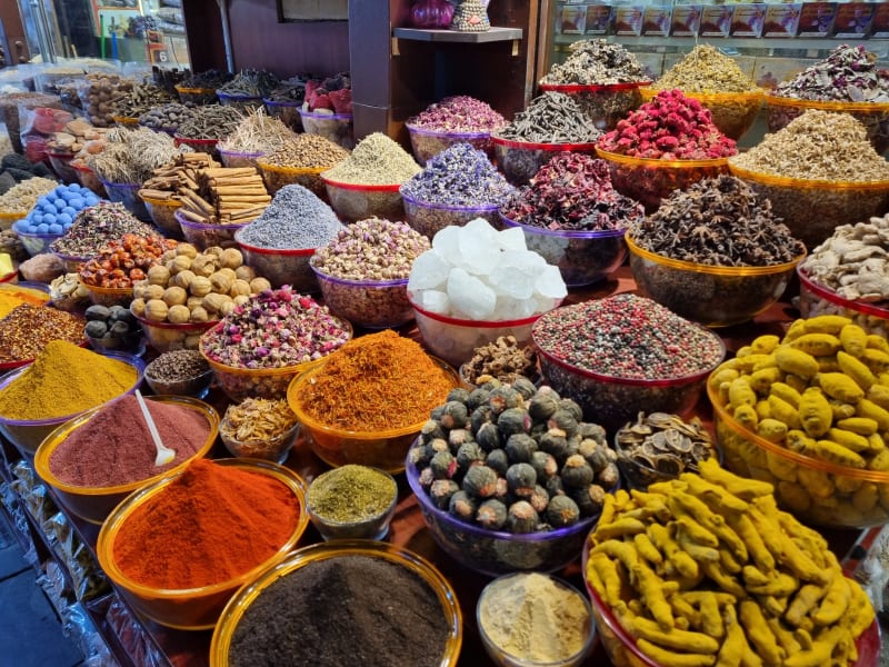 V Dubaji turisté mohou navštívit i různé markety například s kořením, oblečením nebo zlatem.