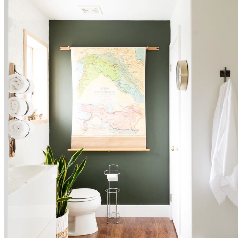 Barva zdi by se měla objevit i na jiných místech (například ručníky nebo dekorace), aby koupelna nepůsobila tak humpolácky.