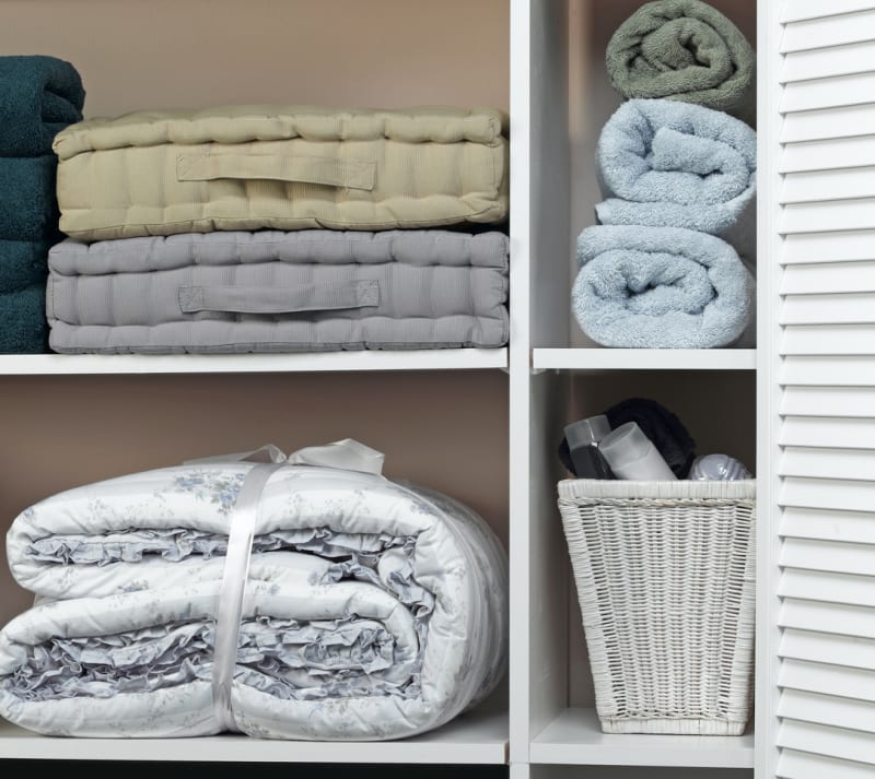 Vzhledem k tomu, že koupelny jsou často semeništěm plísní, není dobrý nápad skladovat zde jakékoliv prádlo – ručníky, nebo dokonce ložní prádlo uložte do jiné místnosti.