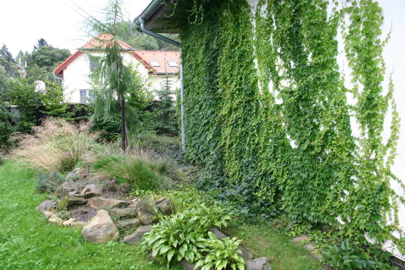 Dům Ivety Bartošové: Rodinný dům s hezkou zahradou poskytující naprosté soukromí a klid.