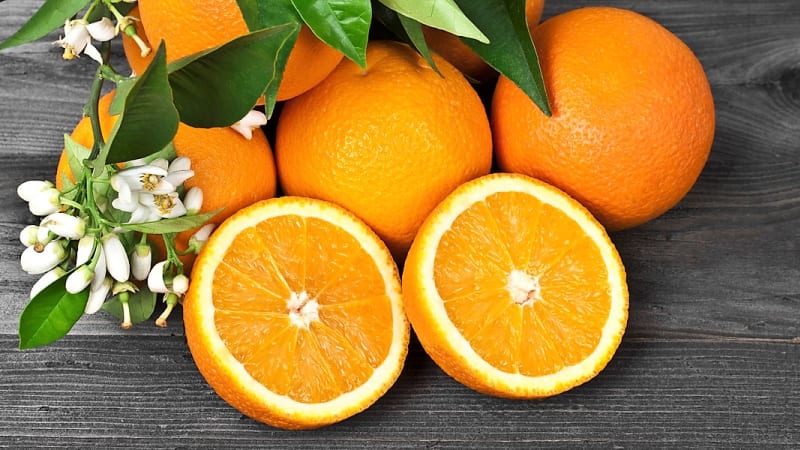 Pomeranč je plod pomerančovníku čínského (Citrus sinensis), který pochází pravděpodobně ze subtropických oblastí Číny a Vietnamu.