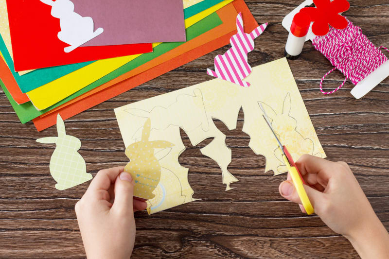 Vytvořte si s dětmi barevnou praporkovou girlandu: Nejprve si připravte veselé figurky zajíčků. Pokud si netroufáte, nakreslit je jednoduše od ruky, využijte například vykrajovátka na cukroví jako šablonu. 