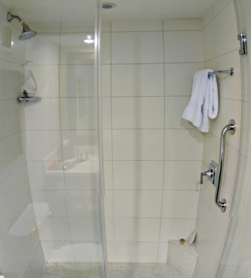 Sprcha, která má kohoutky na druhé straně, abyste neutrpěli šok studené vody.