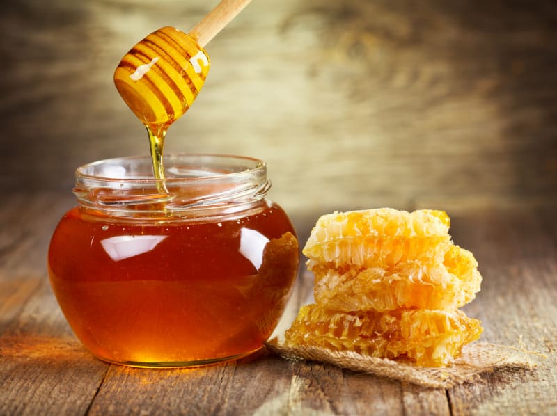 Podle původu jsou dvě základní skupiny medu: světlejší květový a tmavší medovicový, často označovaný jako lesní.