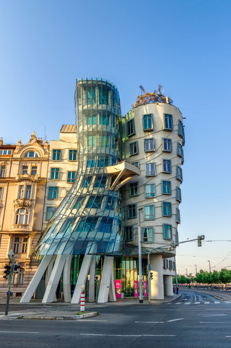 Tančící dům je jedna z nejvýraznějších českých staveb od architektů Franka Gehryho a Vlada Miluniče.