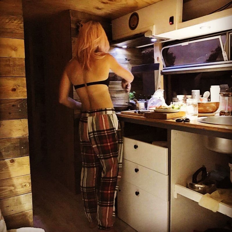 Amber vaří v malé kuchyňce
