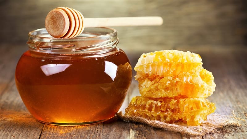 Dlouhá trvanlivost medu je způsobena vysokým obsahem jednoduchých cukrů, nízkým obsahem vody a antibakteriálními účinky.