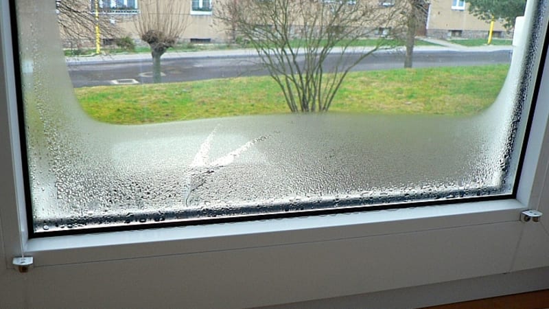 Rosení oken může být znakem narušení tepelných poměrů v domácnosti. Abyste předešli rosení oken, je vhodné zvolit okna s dobrými tepelněizolačními vlastnostmi, které zaručí, že chlad zůstane venku za okny a teplota okenních skel a rámu v interiéru tak neklesne natolik, aby se vodní pára zkondenzovala na jejich povrchu.