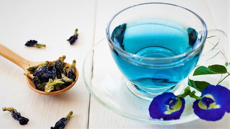Modrý čaj má sedativní účinky, dokáže uklidnit, zlepšuje náladu, odstraňuje únavu a napětí, pomáhá s nespavostí i bolestí hlavy. 