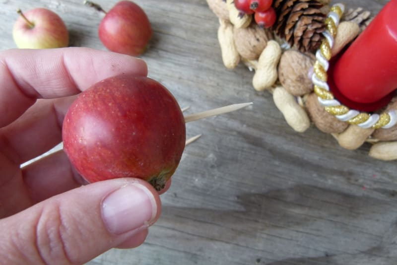 Adventní věnec s ořechy a jablíčky 6