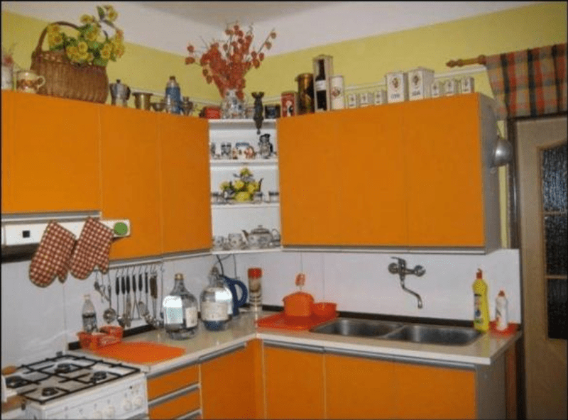 Kuchyň v barvě slonoviny, pomeranče nebo třešňové.