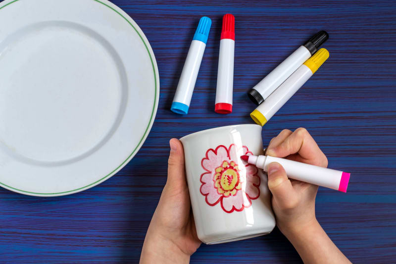 Ručně malovaný porcelán: Vezměte světlejší barvu a vybarvěte obrázek, v našem případě kytičku.