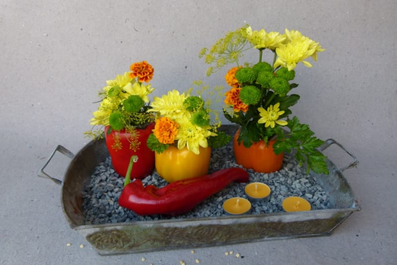 Vytvořte si na stůl dekoraci z chryzantém a paprik  5