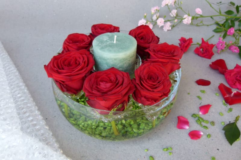 Valentýnský svícen z rudých růží 1