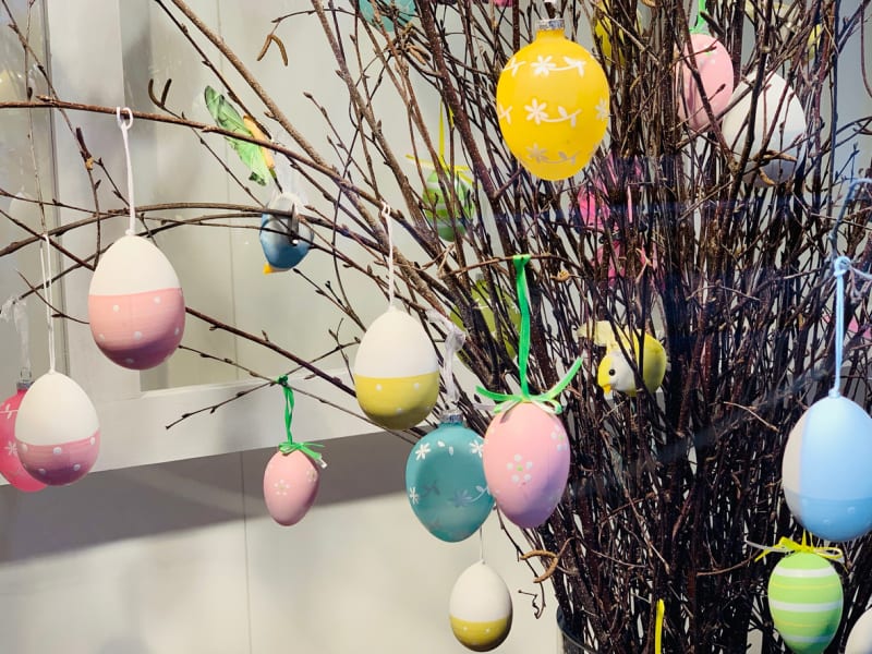 Velikonoční stromeček: Březové větvičky ve váze ozdobené kraslicemi  vypadají krásně!
