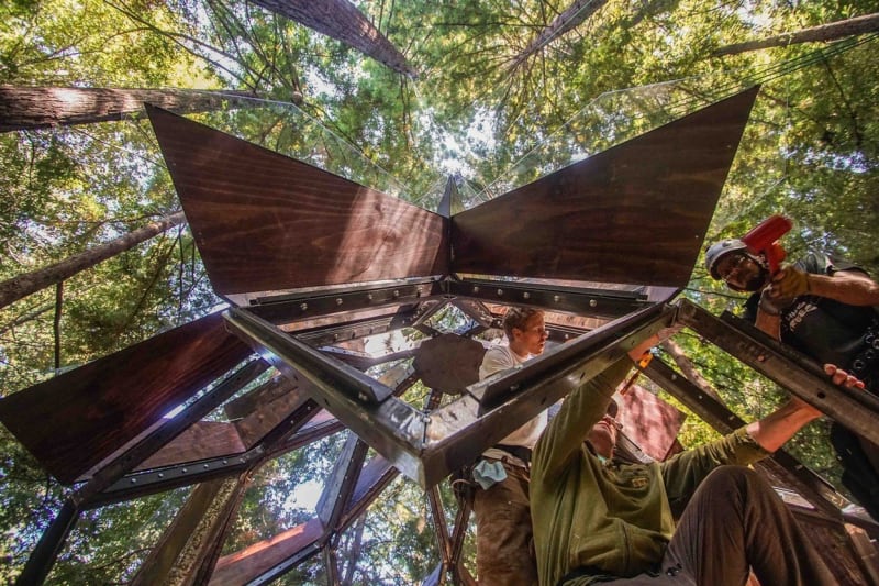 Navrhl ho designér Dustin Feider, který má na kontě už přes čtyřicet stromových domků. The Pinecone Treehouse