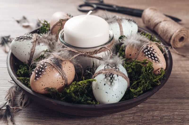Svícen na svátečně nazdobený velikonoční stůl: Nakonec na mechovou podestýlku poskládejte nazdobená vajíčka.
