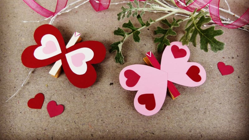 Srdíčkový motýl z kolíčků je milá (nejen) valentýnská dekorace na dárek nebo do kytice
