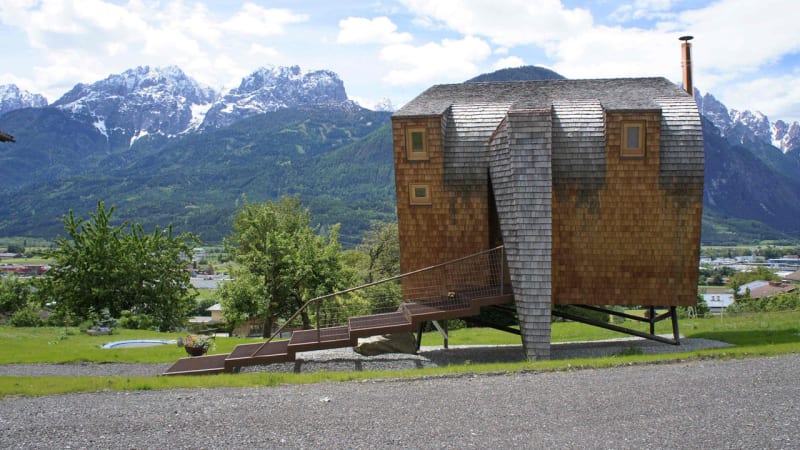 Tyrolskou chatu nazvali přiléhavě „UFO-ptákem“