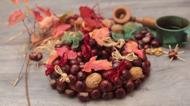 Podzimní dekorace: Věnec z kaštanů, ořechů a barevných listů