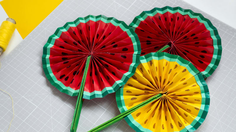 Jak vyrobit papírový vějíř na léto? Inspirujte se šťavnatými melouny