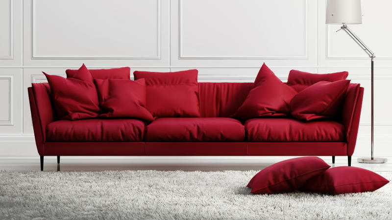 Ikonický červený gauč. 10 nápadů, jak bude vypadat skvěle i u vás doma