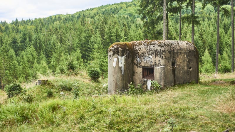 Armáda ČR prodává předválečné bunkry. Co z nich lidé vytvářejí a kolik stojí?