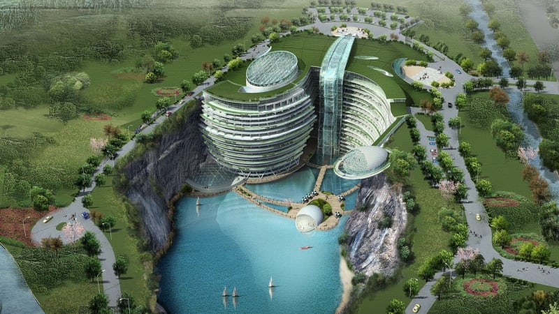 Čína staví futuristický hotel v bývalém lomu. Dvě patra budou pod vodou