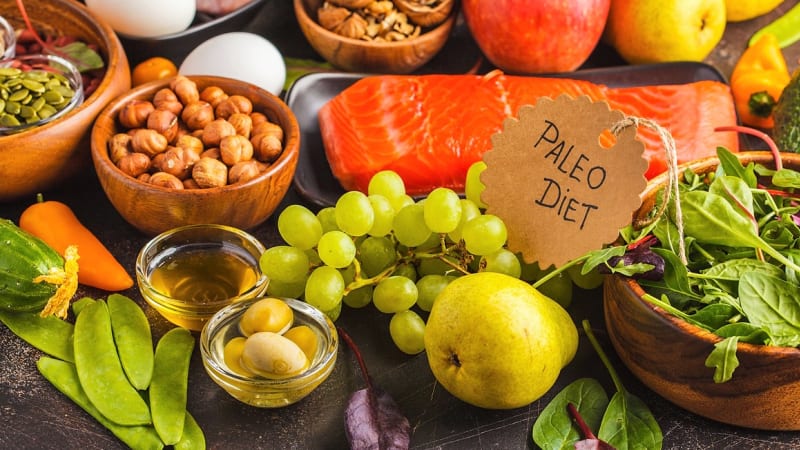 Základem paleo diety je strava pračlověka: maso, ovoce, zelenina, houby, ořechy a bylinky