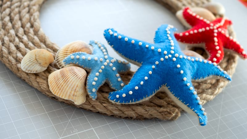Vytvořte si věnec s mořskými hvězdicemi, krásnou letní dekoraci v námořnickém stylu