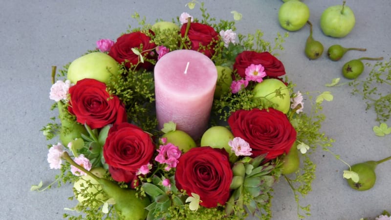 Letní věnec z růží, netřesků a ovoce provoní prostřený stůl