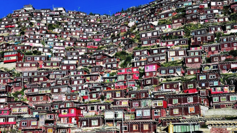 Tohle je nejvýše položené sídliště na světě. Kdo v něm žije a proč?
