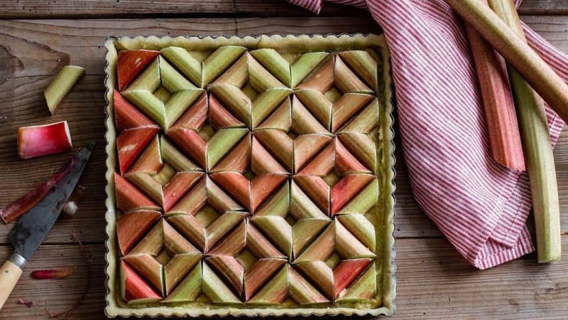 Zdobené rebarborové koláče mohou mít mnoho vzorů i barev. Který recept zkusíte?