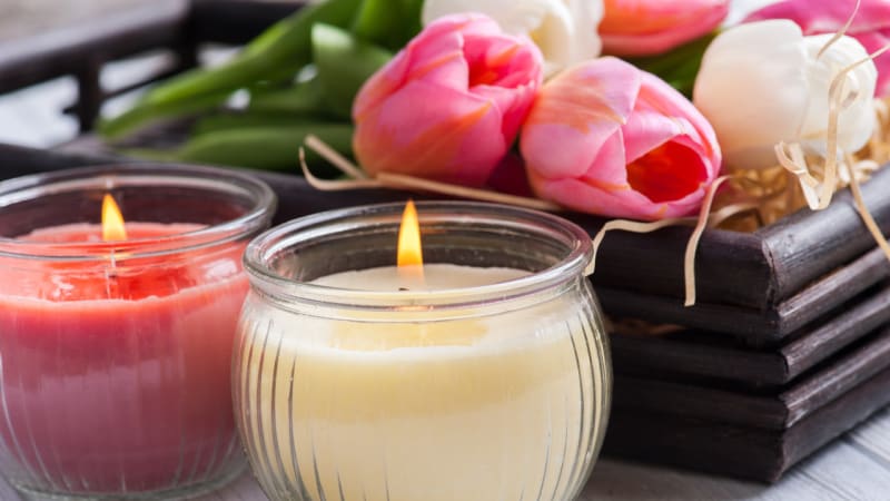 Zapalování svíček doma může ohrozit zdraví. Který vosk je škodlivý?