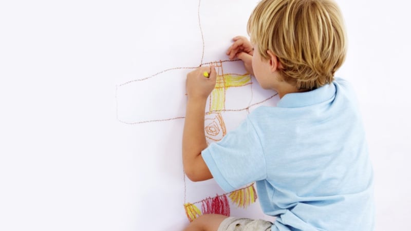 Děti milují čmárání po zdech. Skvělé tipy, jak jim to umožnit (a nezešílet)